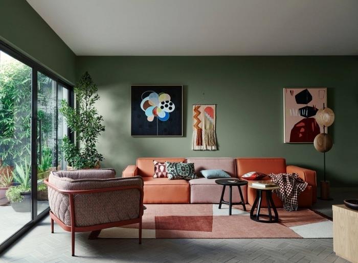 pohovka koralová farebná maľba obývacia izba trend 2021 zelený odtieň stena umenie zelená rastlina