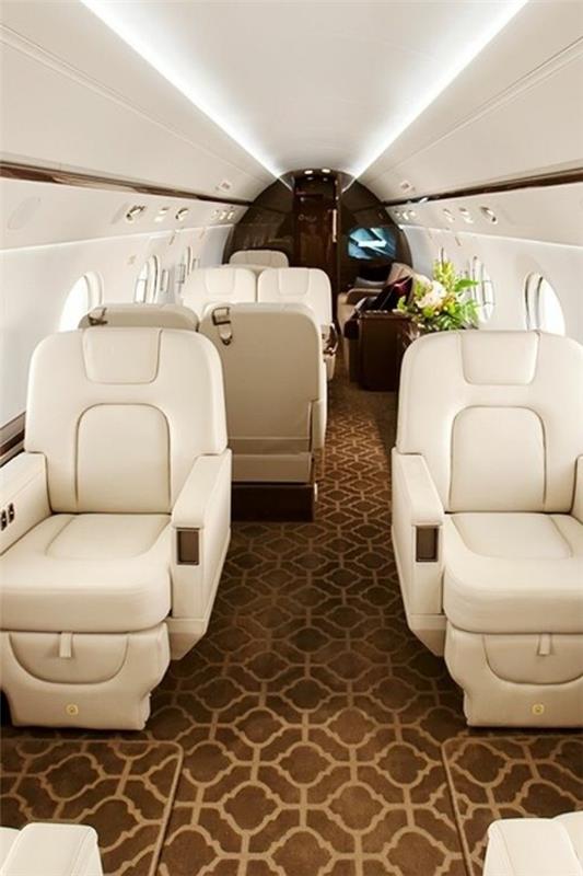 beige-läder-soffa-jet-fly-privat-plan-matta