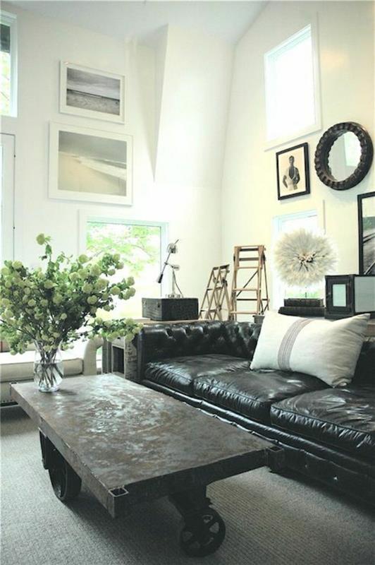 čierna-kožená sedačka-obývačka-drevený-stôl-kvety-podkrovie-obývačka-kožená-sedačka