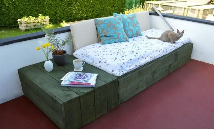 grönmålad-pall-soffa-på-terrass-med-ett-förvaringsutrymme-litet-bord-deco-terrass-diy