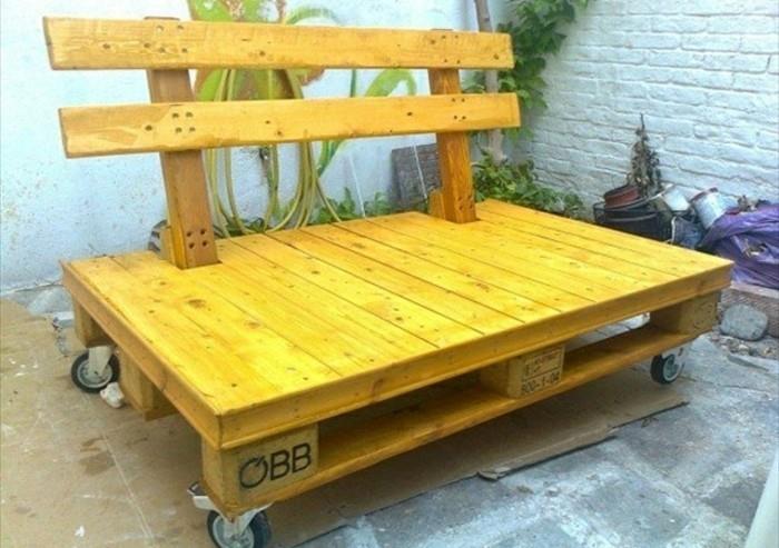 pall-soffa-typ-bänk-för-landskapsarkitektur-en-trädgård-modell-bänk-med-hjul-gula-färger