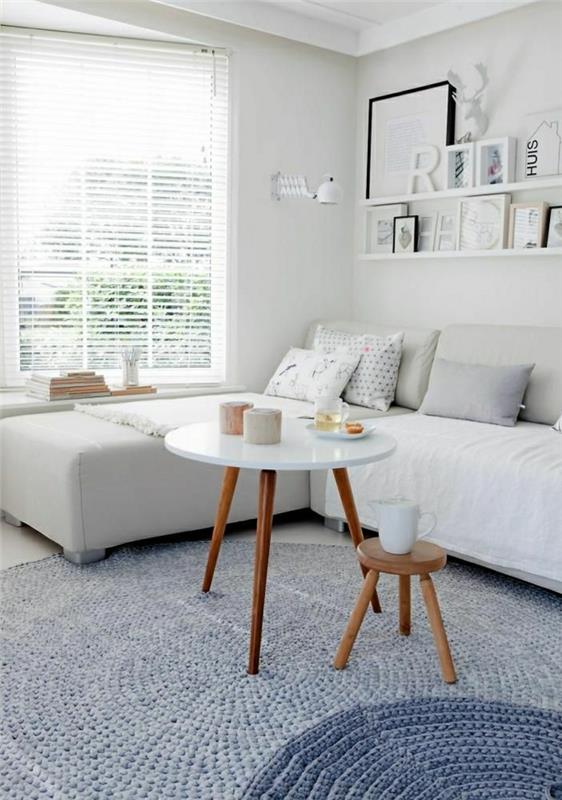sedacia súprava-modrý-koberec-malý-okrúhly-drevený-konferenčný stolík-dizajn-stôl do obývačky