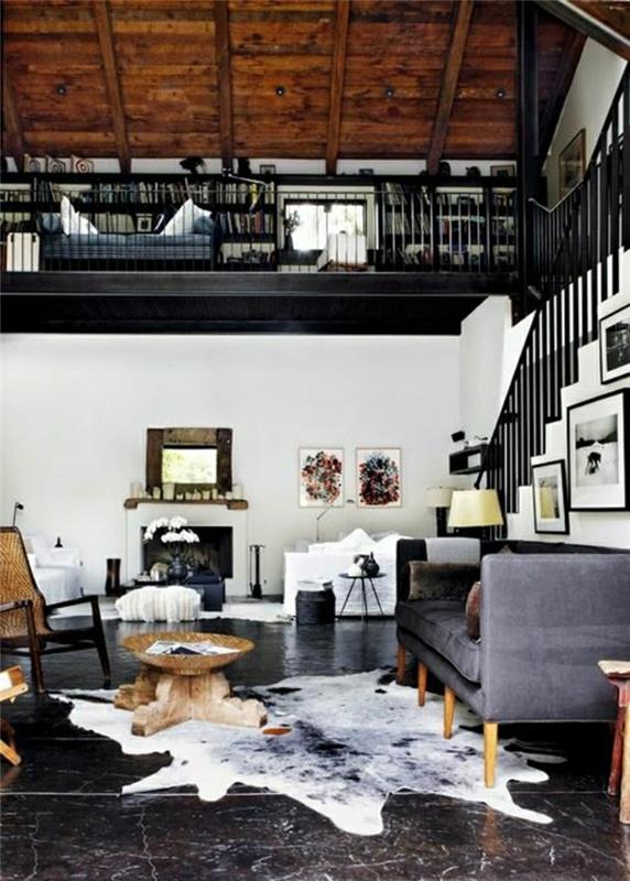 sivá sedačka-kožený koberec-čierny-kachľový strop-vysoký-manzardový-zastrešený-čierny-kachľový-malý-obývačkový-stôl