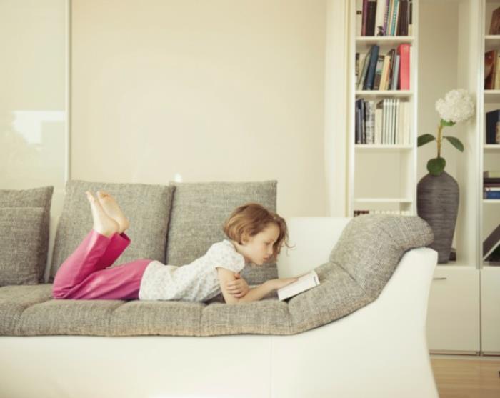 أريكة - سرير - معيشة - غرفة - جو - قراءة - قراءة - طفل على الأريكة
