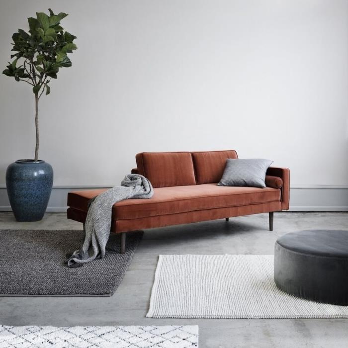 tkanina terakotová sedačka priemyselná dekorácia obývačky zelená rastlina modrý kvetináč osmanský puf antracit sivá zamat sivý mäkký koberec