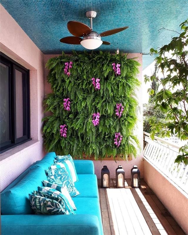 turkos soffa lykta takfläkt oas deco balkong exteriör grön vägg på trådnät