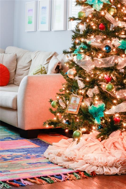 mysig atmosfär i ett vardagsrum med vita väggar med mörk träparkett, julgransdekorationsidé med blå och gröna bollar