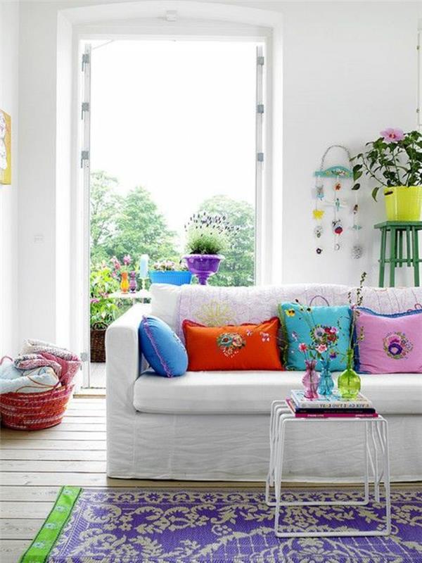 sedačka-béžovo sfarbená-koberec-sedačka-vankúše-biele-steny-nápad-maľba-obývačka