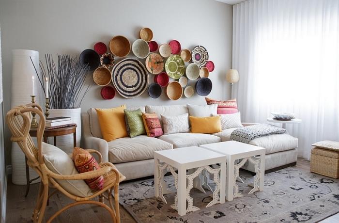 moderná obývacia izba s bielymi stenami s dekoratívnymi prvkami marocké trendy, stena etnického koša rôznych farieb