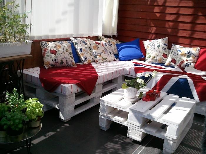 model zastrešenej terasy s paletovým záhradným nábytkom premaľovaný na bielu farbu, konferenčný stolík a rohová sedačka, dekor v britskom štýle