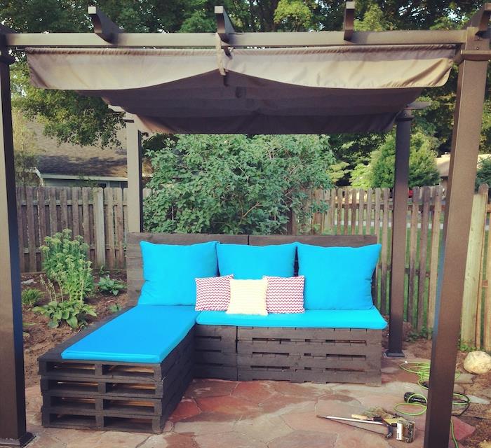 vankúš na záhradný nábytok z modrej palety, rohovú sedaciu paletu a drevenú a kovovú pergolu v záhrade