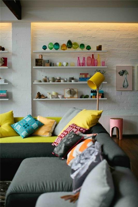 sedacia súprava-farebné-vankúše-žltá-obývacia izba-lampa-tehlová stena-sivá pohovka