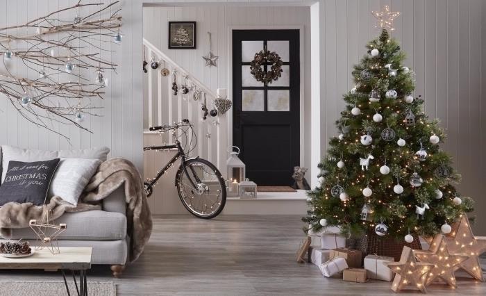 Jul 2019 trendig dekorationsidé, kokongstil inredning i ett skandinaviskt vardagsrum med naturligt träd