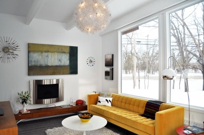 útulná obývačka s bielymi stenami s odhalenými stropnými trámami z bieleho dreva, model horčicovej sedačky s vankúšmi