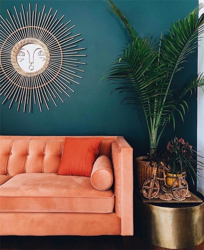 لون الجدار الداخلي العصري 2019 ، ديكور غرفة المعيشة في الغابة مع أريكة مخملية مرجانية ، مرآة جوستينا بلاكيني