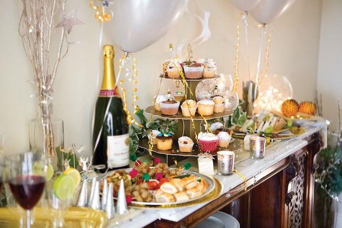 godisbarmuffins och små nyårsmatare tillsammans med vita ballonger och andra små dekorationer