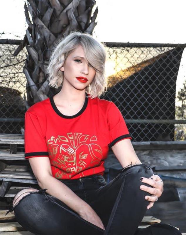 Idea tagli capelli corti a caschetto di colore biondo platino، ragazza con t shirt rossa e jeans strappati neri