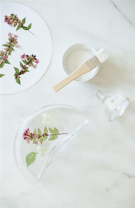 decoupage -teknik för att dekorera ett glas med torkade blommor, en enkel manuell aktivitet för vuxna