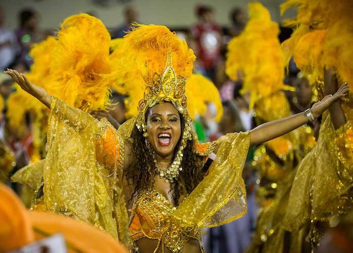 Rio carnival professionell dansarkostym, krona och fjädrar, gul tröja, karnevalskostym, vuxen kvinnokostym