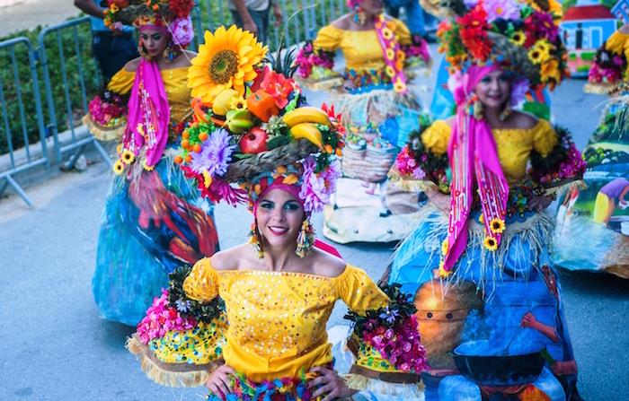 Tropisk stil med fruktkrans på huvudet, färgglad lång kjol, gul av axlarna, familjedräkt, karnevaldräkt gemensamt
