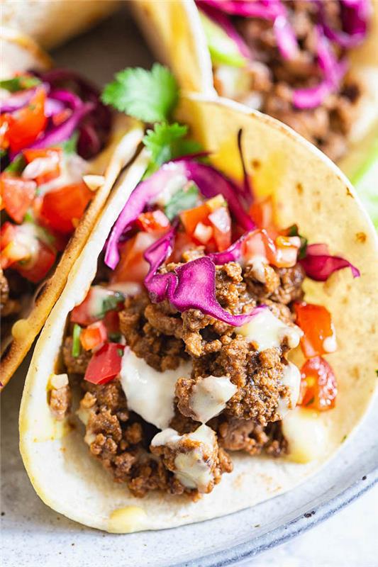 Tacos con carne, pezzettini di radicchio, tacos con pomodorini, messican ricette
