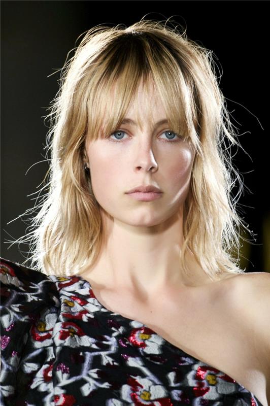 lång blond bob, blommig skjorta med asymmetriska axlar, stökig bob, naken smink, gardinkant