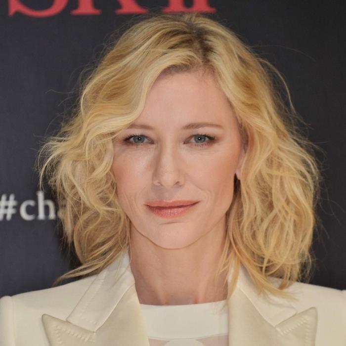Cate BLanchett med fransad bob, störtande fyrkantigt snitt, gräddjacka, elegant outfit