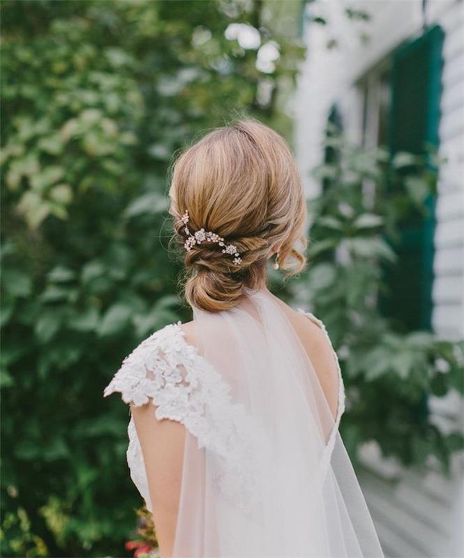 نموذج للمرأة تصفيفة الشعر كعكة منخفضة على مربع طويل مع زخرفة الزهور الاصطناعية ، فستان الزفاف الدانتيل