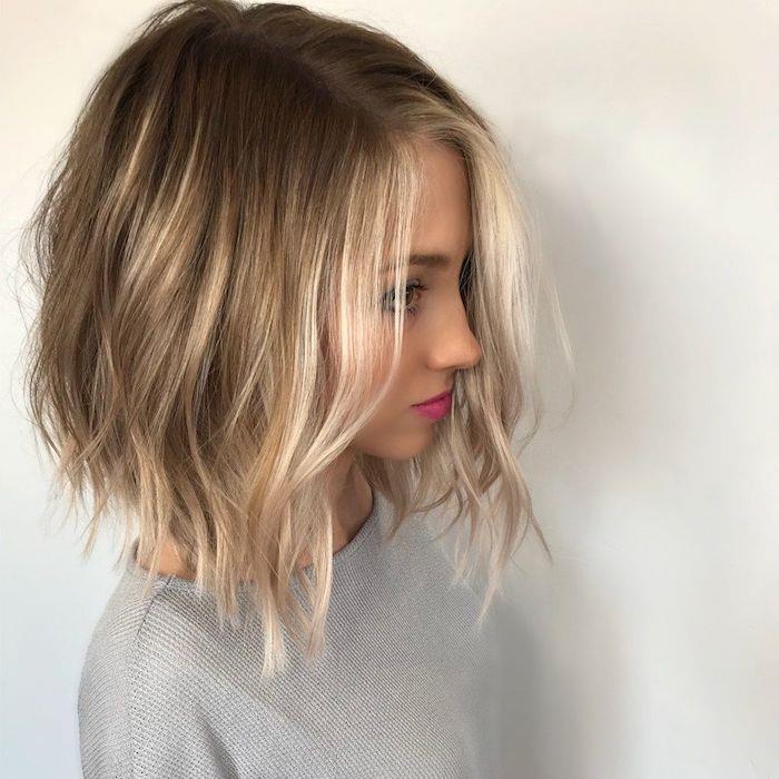fyrkantigt störtande fint hår modern feminin frisyr med blonda höjdpunkter