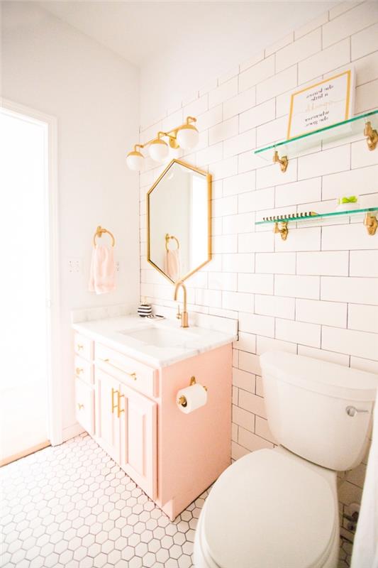 nápad, ako originálne vyzdobiť svoju toaletu, model kúpeľne s bielymi stenami s pastelovo ružovým nábytkom a zlatými predmetmi