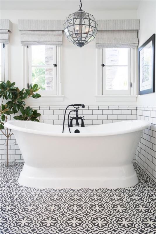 Kúpeľňa z cementových dlaždíc s vintage kvetinovými vzormi v čiernej a bielej farbe, ktoré dodávajú elegantnému interiéru biely podklad z dlažby metra