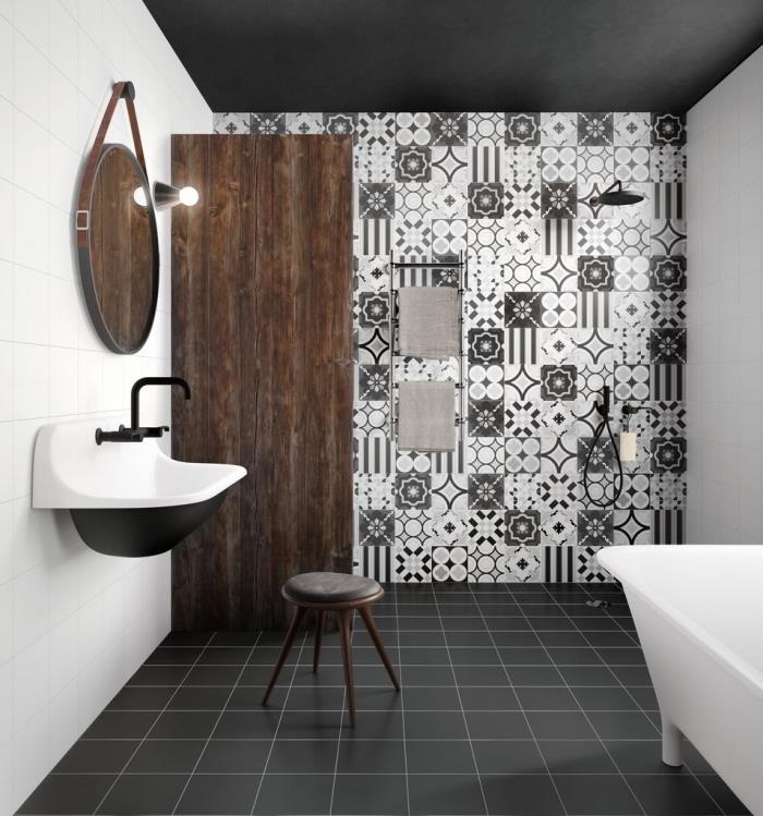 Kúpeľňové cementové dlaždice s monochromatickými kvetinovými vzormi dodávajú energiu striedmemu dekoru v bielom, čiernom a tmavom dreve