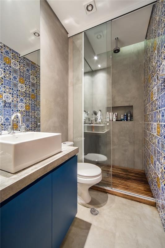 kúpeľňa v talianskom štýle, ktorá hrá v kontraste betónového aspektu s dlaždicami s efektom cementových dlaždíc s patchworkovým vzorom