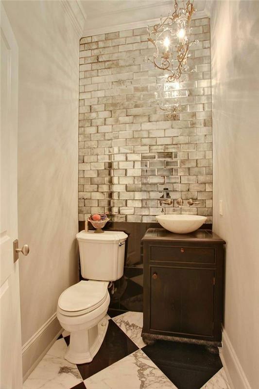 biela a sivá dekorácia toalety, zlaté svietidlo, drevená dekorácia toalety, biela a metro dlažba