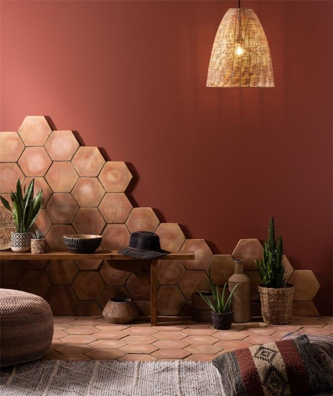 béžová dlažba hexagonálne vzory pletená závesná lampa terakotová maľba bohémska dekorácia drevená lavica pouf háčkovanie rastlín