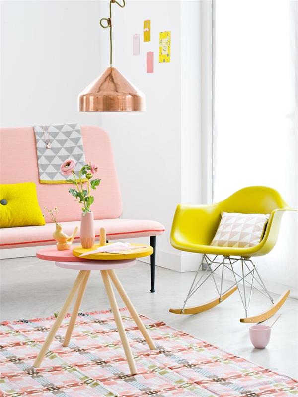 interiör i levande färger, gungstol i gult med triangulärt mönstrad kudde i vitt och rosa