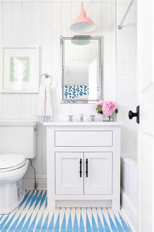 ukážka obkladov do kúpeľne v bielej a modrej farbe, model skrinky do umývadla v bielej farbe s úchytkami v matnej čiernej farbe