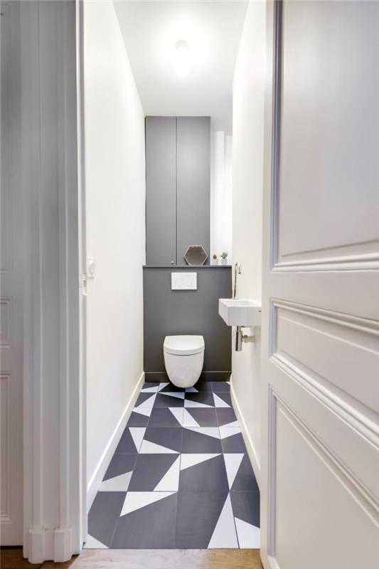 moderné dvojfarebné WC v bielej a sivej farbe, WC usporiadanie so závesnou miskou, dekor úzkej miestnosti