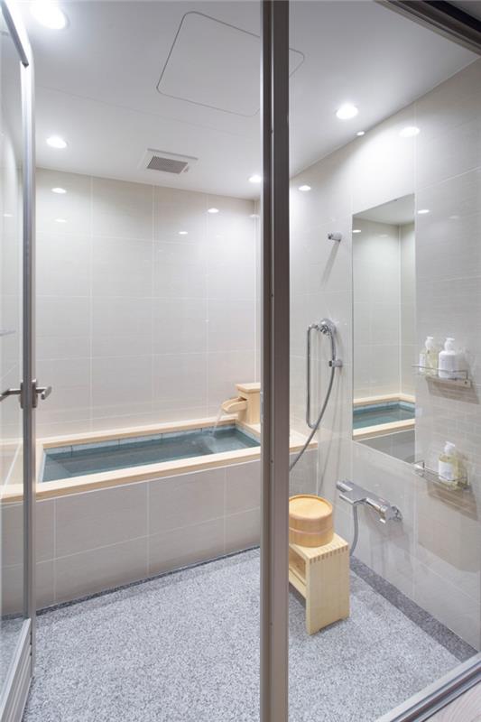 malá kúpeľňa v japonskom štýle, dekorácia do kúpeľne s bielymi stenami so svetlo šedou podlahou a drevenými akcentmi