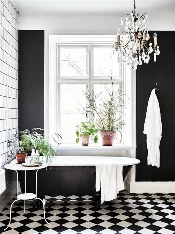 svart-och-vit-rutiga-kakel-stora-svart-badkar