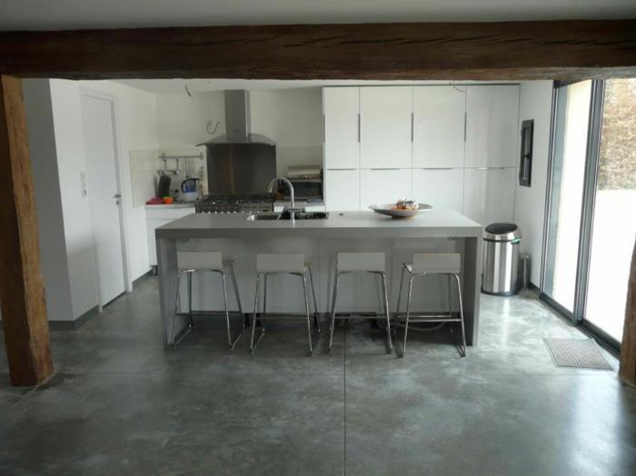 betonovy efekt-obklady-v minimalistickom štýle-kuchyňa-so-šedým nábytkom-a-centrálnym-kuchynským ostrovom