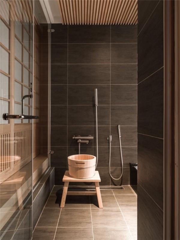 moderné usporiadanie kúpeľne s antracitovo sivými stenami s drevenými akcentmi, malá uvoľnená výzdoba kúpeľne
