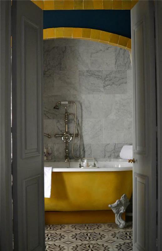 grå-kakel-vintage-gul-badkar-och-grå-vägg-kakel