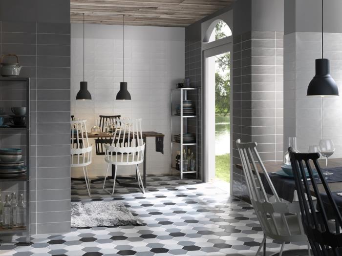 kök och matsal med vita och grå väggar med mörkt trätak och geometrisk design klinkergolv