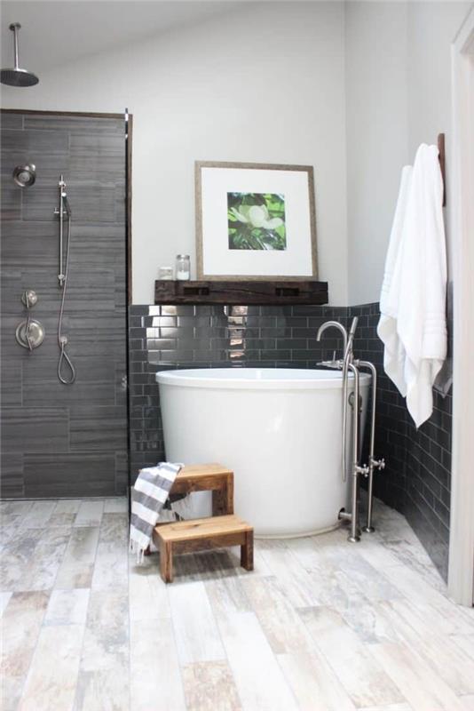 moderná kúpeľňová dekorácia v bielej a šedej farbe, usporiadanie kúpeľne s vaňou v japonskom štýle