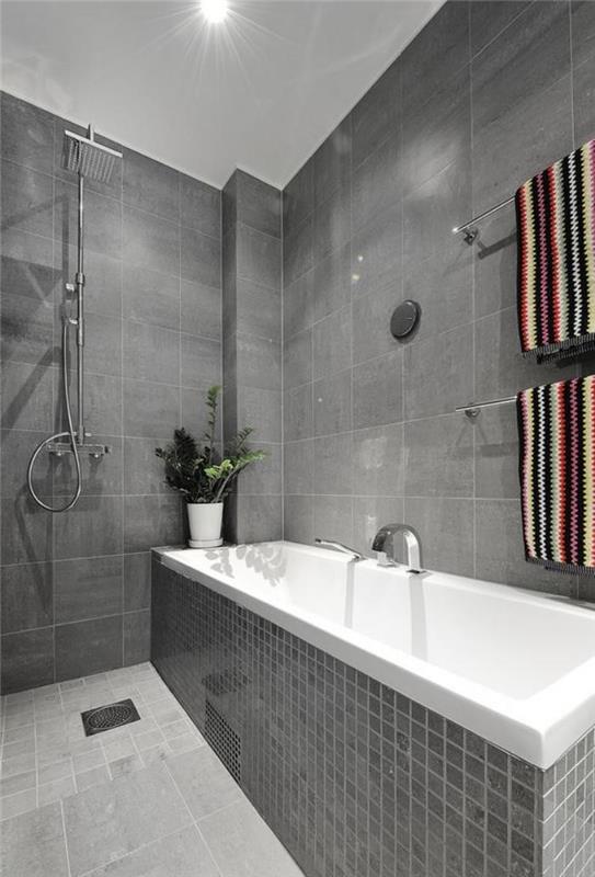 grå-kakel-tre-typer-av-grå-täcker-och-ett-stort badkar