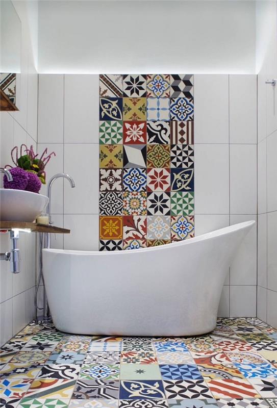 malá kúpeľňa s pôvodnou vaňou prebudená použitím farebných patchworkových cementových dlaždíc na podlahe a stene