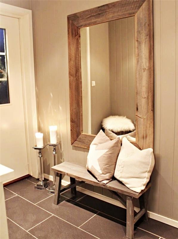 hrejivá dekoratívna myšlienka chodby s lavicou a dreveným zrkadlom zdobená béžovými vankúšmi a kovovým dizajnom svietnika