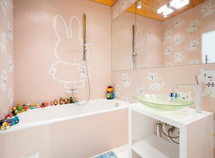 modernt badrum med rosa mosaikplattor med badkar och handfat i grönt