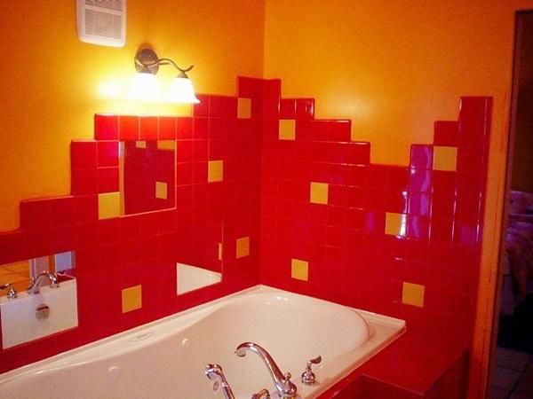 بلاط جدران الحمام باللون الأحمر والبرتقالي